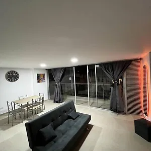  Apartamento Espacioso Con Piscina En Laureles 201